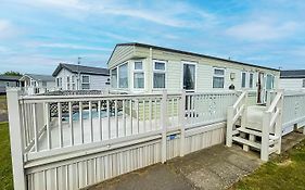 Lovely Caravan For Hire With Large Decking Area In Hunstanton Ref 23218K